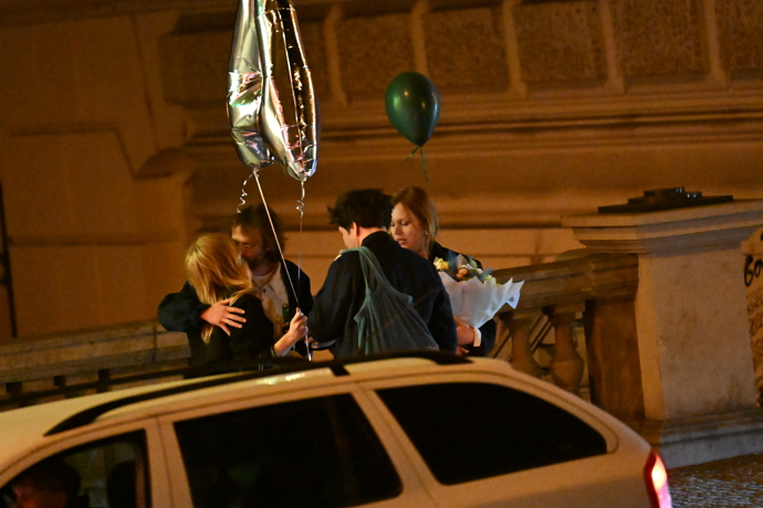 Aňa odcházela s velkým nafukovacím A. 