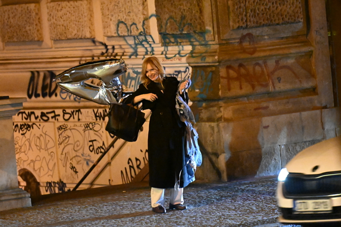 Aňa odcházela s velkým nafukovacím A. 