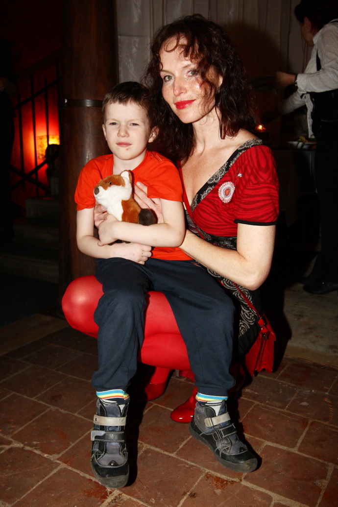 Archivní snímek z roku 2013 zachycujeme Sáru s jedním ze tří synů.