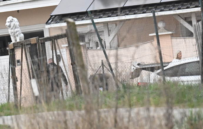 Karlos Vémola vyšel po chvíli ven.