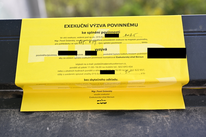 Exkutoři dávají jasně najevo, že jsou tu dluhy.