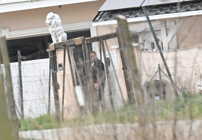 Karlos Vémola vyšel po chvíli ven.