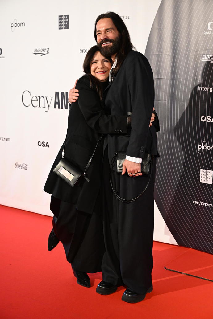 Anna K. dorazila v doprovodu kadeřníka Michala Zapoměla.