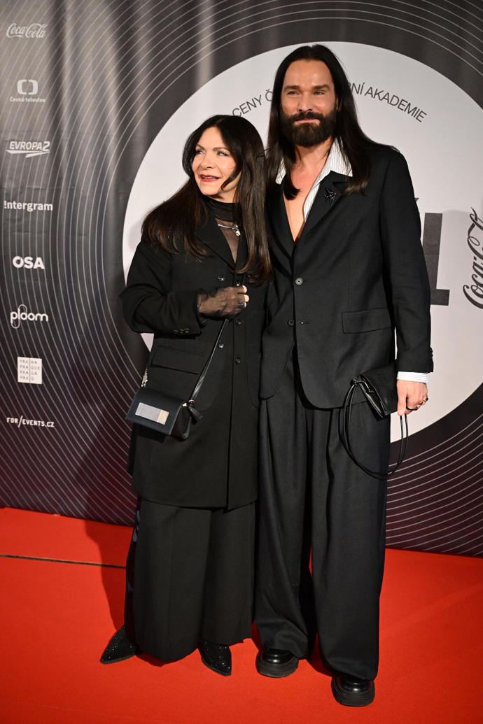 Anna K. dorazila v doprovodu kadeřníka Michala Zapoměla.