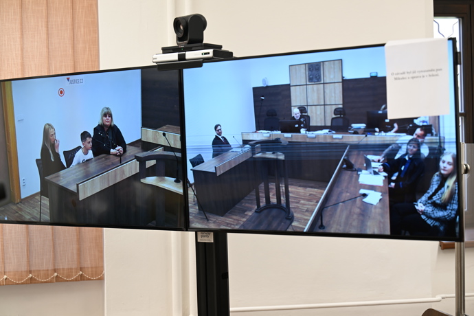 Soud probíhal prostřednictvím videí. 