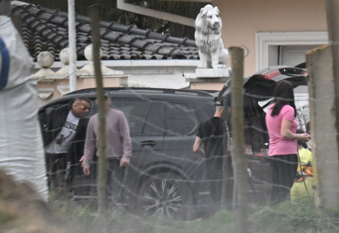 Karlos Vémola po chvíli vyparkoval své auto.