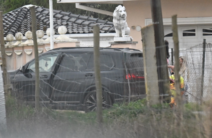 Lela Ceterová u Karlosova auta.