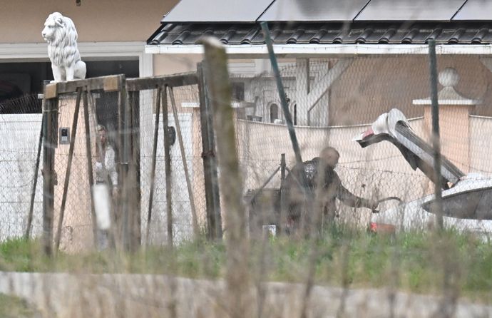 Karlos Vémola pomáhal Lele s věcmi z auta.