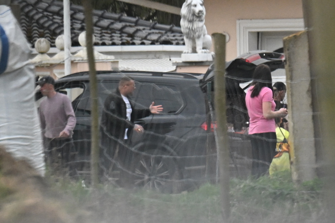 Karlos Vémola divoce gestikuloval.