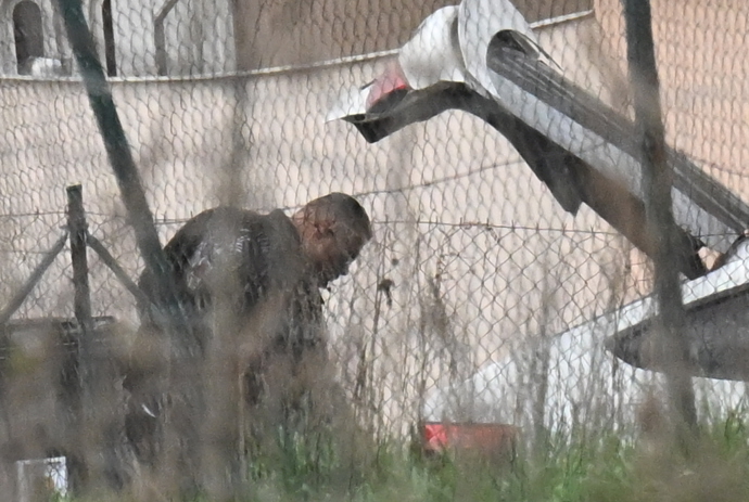 Karlos Vémola pomáhal s věcmi.