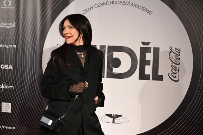 Zpěvačka Anna K. dorazila celá v černém.