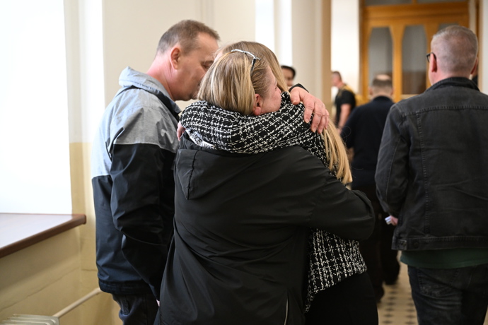 Mercedes se objímala s maminkou Vladislava Trejbala.