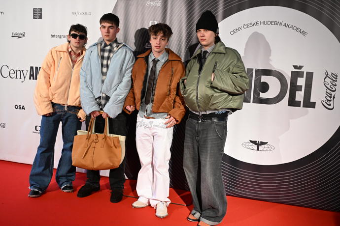 Červený koberec se plní hvězdnými hosty.