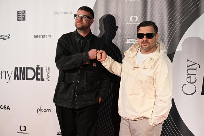 Červený koberec se plní hvězdnými hosty.