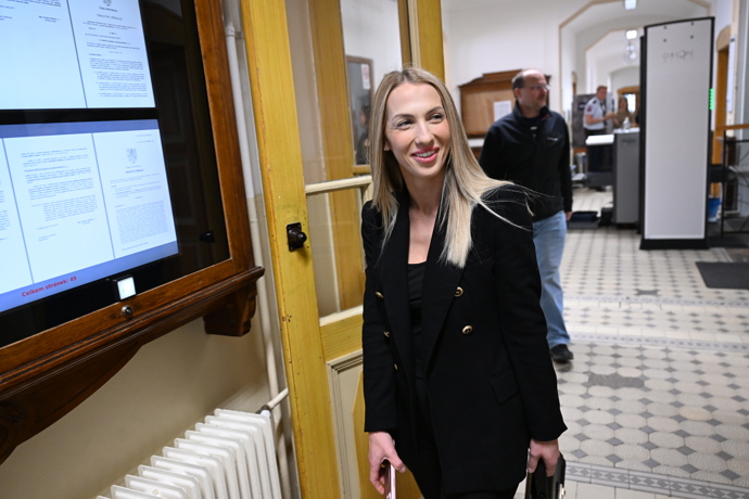 Sestra Mercedes u soudu. 