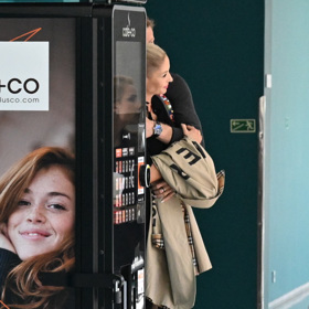 Tereza Barošová se maskovala za automatem na kávu.