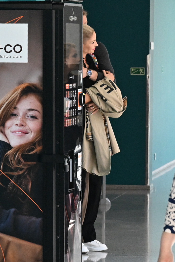 Tereza Barošová se maskovala za automatem na kávu.