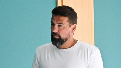 FOTO: Milan Baroš se mrzutě procházel na chodbě.
