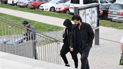 FOTO: Youtuber Sibiřan na pohřbu Míny. Celou dobu měl nasazenou kapuci a černé brýle.