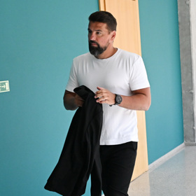 Milan Baroš dorazil opět v ležérním outfitu.