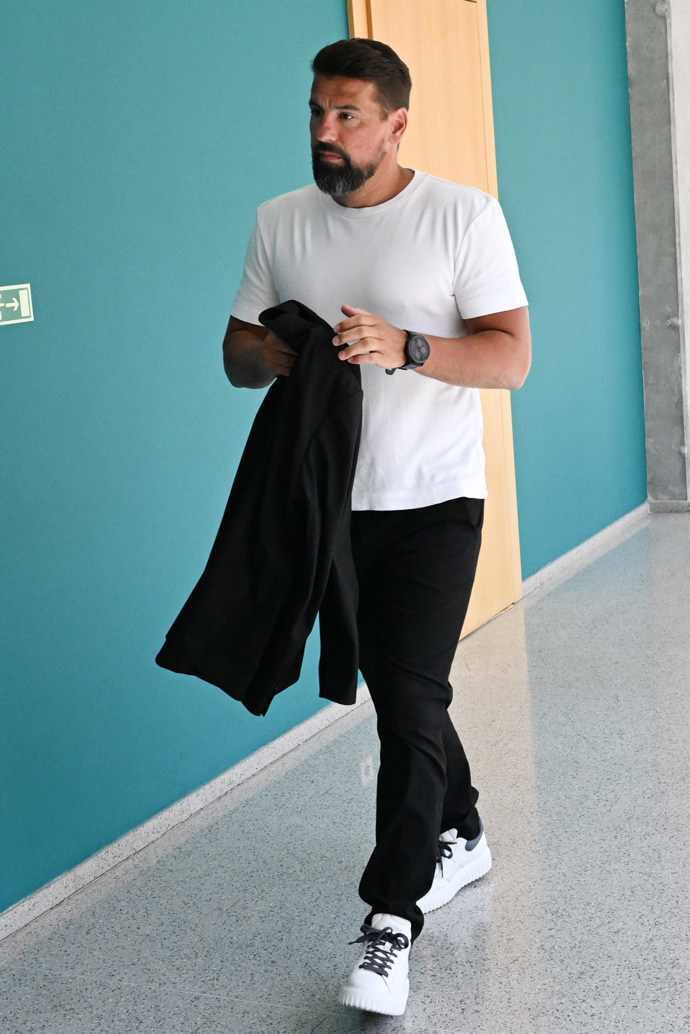 Milan Baroš dorazil opět v ležérním outfitu.