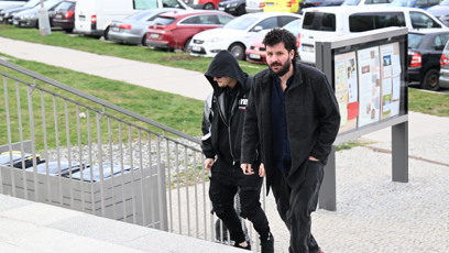 FOTO: Youtuber Sibiřan na pohřbu Míny. Celou dobu měl nasazenou kapuci a černé brýle.