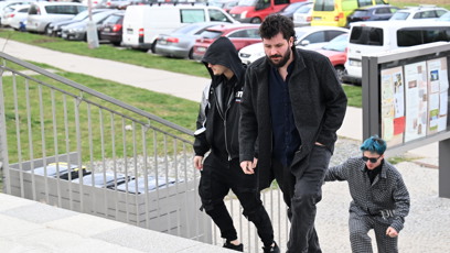 FOTO: Youtuber Sibiřan na pohřbu Míny. Celou dobu měl nasazenou kapuci a černé brýle.