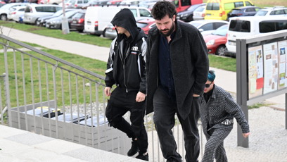 FOTO: Youtuber Sibiřan na pohřbu Míny. Celou dobu měl nasazenou kapuci a černé brýle.