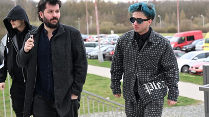 FOTO: Youtuber Sibiřan na pohřbu Míny. Celou dobu měl nasazenou kapuci a černé brýle.