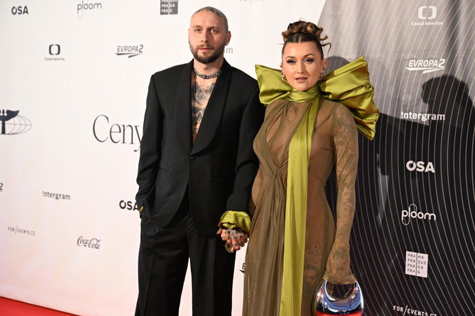 Sharlota šla ruku v ruce s partnerem.