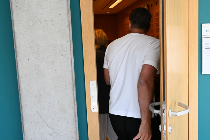 Milan Baroš vchází do soudní síně.