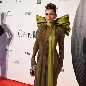 Zpěvačka Sharlota dorazila v průhledných šatech. 