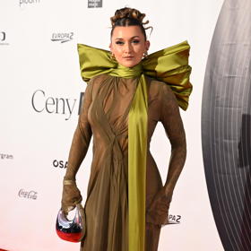 Sharlotě se do očí dívat nešlo. 