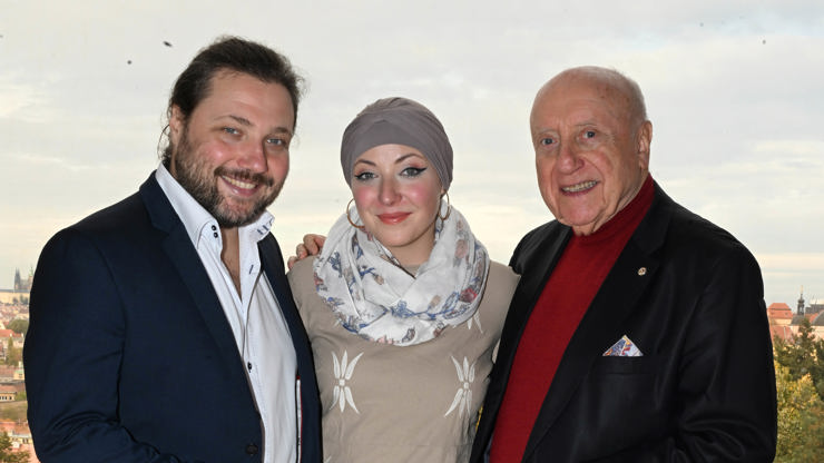 Anička se svým tatínkem i bratrem koncertuje. Hudba je jí velkou pomocí. 