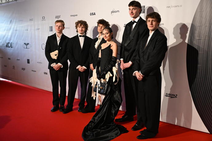 Zpěvačka Marie April se svou kapelou. 