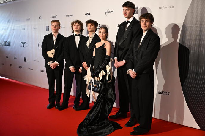 Zpěvačka Marie April se svou kapelou. 