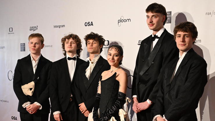 Zpěvačka Marie April se svou kapelou. 