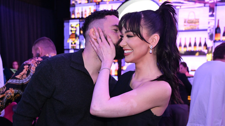 Vyměňovali si polibky. 