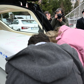 Maminka padla k rakvi a rozplakala se. 