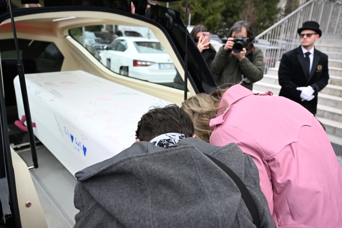 Maminka Petra se loučí se svou dcerou. 