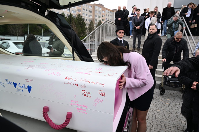 Hosté se loučí s Mínou.