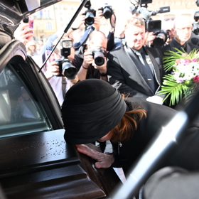 Radka Potměšilová políbila rakev.