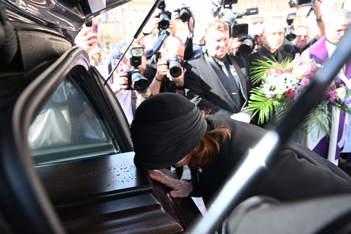 Radka Potměšilová políbila rakev.