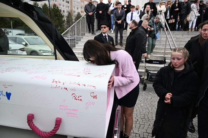 Hosté se loučí s Mínou.