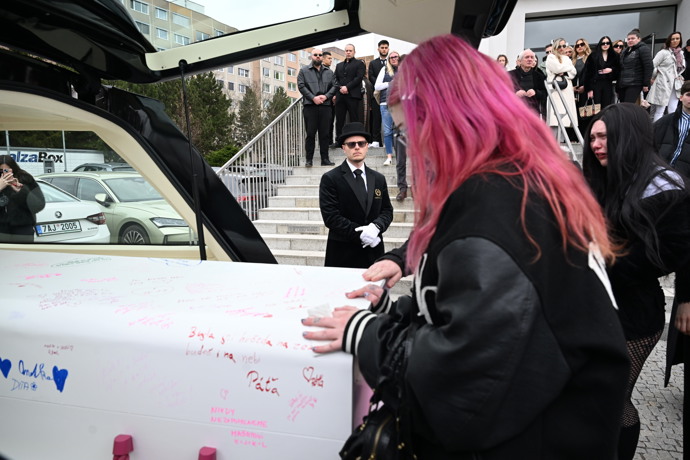 Hosté se loučí s Mínou.