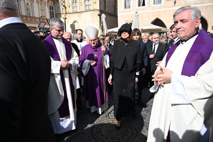 Radka Potměšilová ve smutečním. 