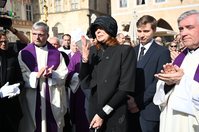 Radka Potměšilová na pohřbu svého manžela. 