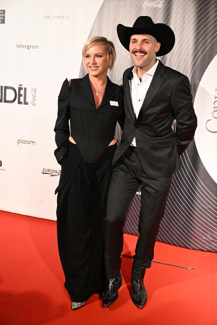 Pártlová s partnerem byli nepřehlédnutelní.
