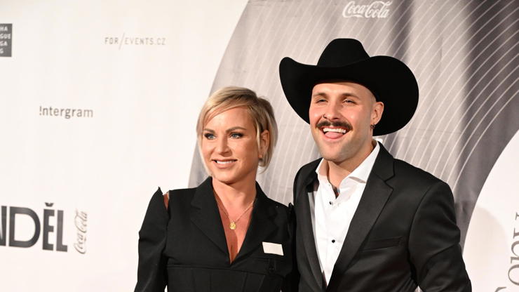 Pártlová s partnerem byli nepřehlédnutelní.