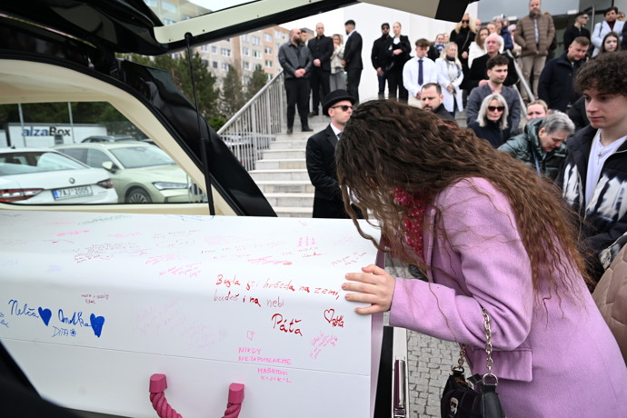 Influencerce posílali poslední pusinky.